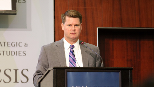 랜들 슈라이버 미 국방부 인도태평양 안보담당 차관보가 28일(현지시간) 워싱턴DC에서 열린 미 싱크탱크 전략국제문제연구소 행사에서 강연하고 있다.   연합뉴스